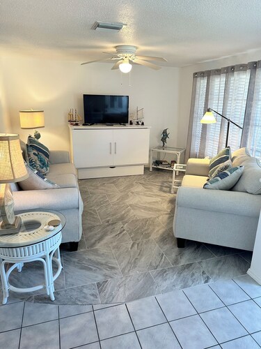 Gorgeous 3 bed pool home on a bay inlet centralized perfectly in Port Charlotte