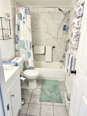 Dusche, Haartrockner, Handtücher, Seife