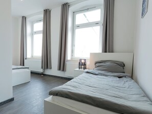 Room - Central apartment in Chemnitz + parking space - modern & well connected (Chemnitz)