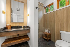 Dusche, Haartrockner, Handtücher, Seife