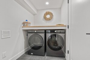 Interior - 3-bedroom house in lovely Pittsfield close to wedding venues, trails and skiing! (Pittsfield)