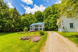 Exterior - 3-bedroom house in lovely Pittsfield close to wedding venues, trails and skiing! (Pittsfield)