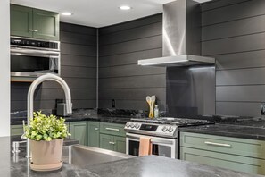 Private kitchen - 3-bedroom house in lovely Pittsfield close to wedding venues, trails and skiing! (Pittsfield)