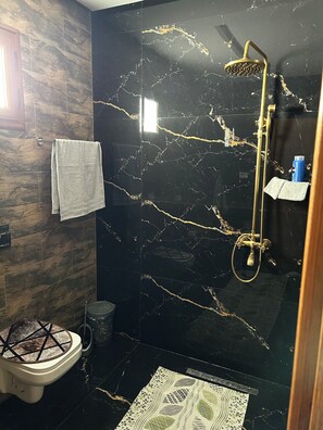 Haartrockner, Handtücher, Toilettenpapier