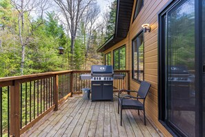 Terrace/patio - Beautiful Comfortable Modern Home on a Quiet Lake surrounded by wilderness. (Baysville)
