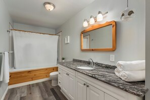 Jetted bath, hair dryer, towels, soap - Beautiful Comfortable Modern Home on a Quiet Lake surrounded by wilderness. (Baysville)
