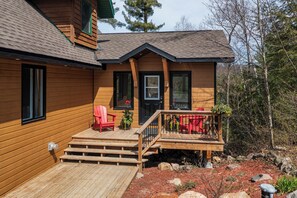 Terrace/patio - Beautiful Comfortable Modern Home on a Quiet Lake surrounded by wilderness. (Baysville)