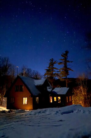 Exterior - Beautiful Comfortable Modern Home on a Quiet Lake surrounded by wilderness. (Baysville)