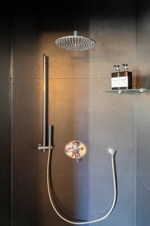 Dusche, Haartrockner, Bidet, Handtücher
