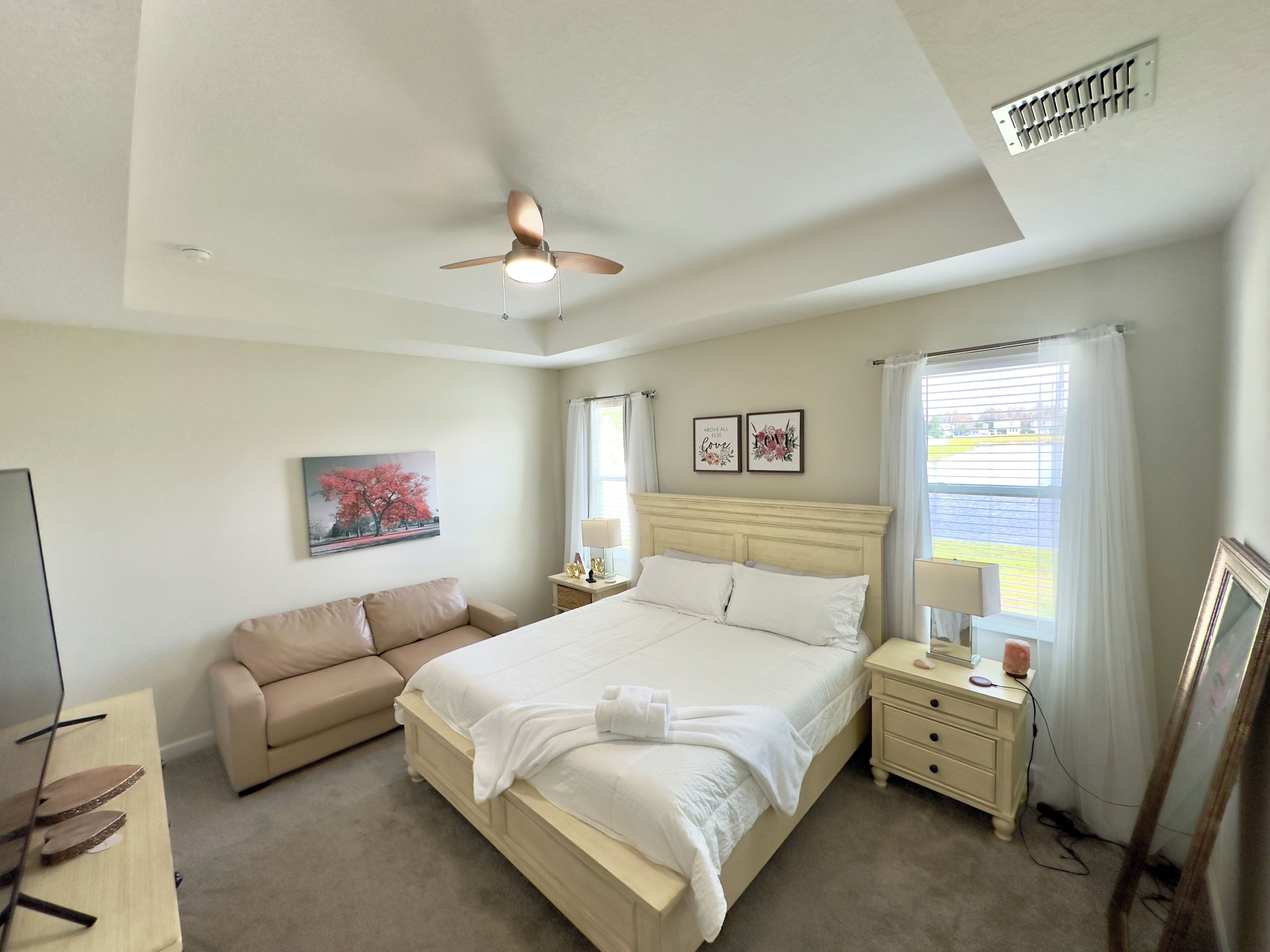 4 bedrooms, iron/ironing board, WiFi, bed sheets
