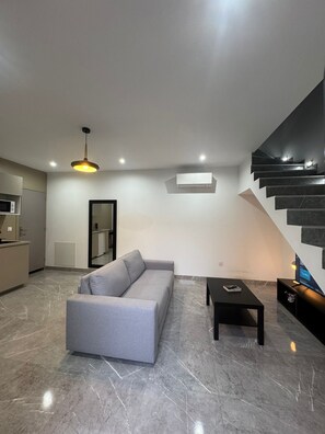 Living area - Elegant duplex apartment 10 minutes from downtown Nîmes (Nîmes)