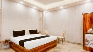 Un dormitorio moderno con una cama de madera, una mesita de noche, una silla y un escritorio con un espejo.