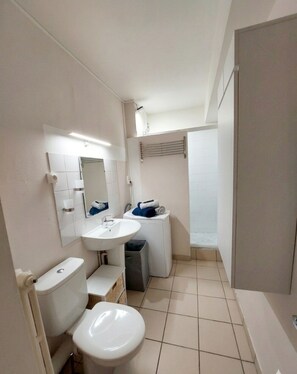 Hair dryer, towels, soap, shampoo - Le Cosy Gaillard, 3 stars. City view and private parking space. (Brive-la-Gaillarde)