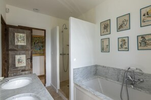 Hair dryer, towels, soap, toilet paper - Villa Malbec, exceptional home 10 min from Cahors. 17c and 19c restored Villa (Cahors)