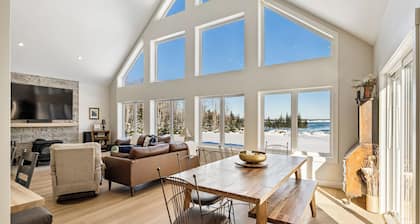 Grumps at Table Rock-3 Bedroom waterfront chalet in the woods of Little Pond.