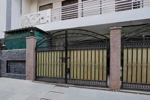 House | Reception - Classic With Balcony Huda Market Sector 46 (Gurugram)
