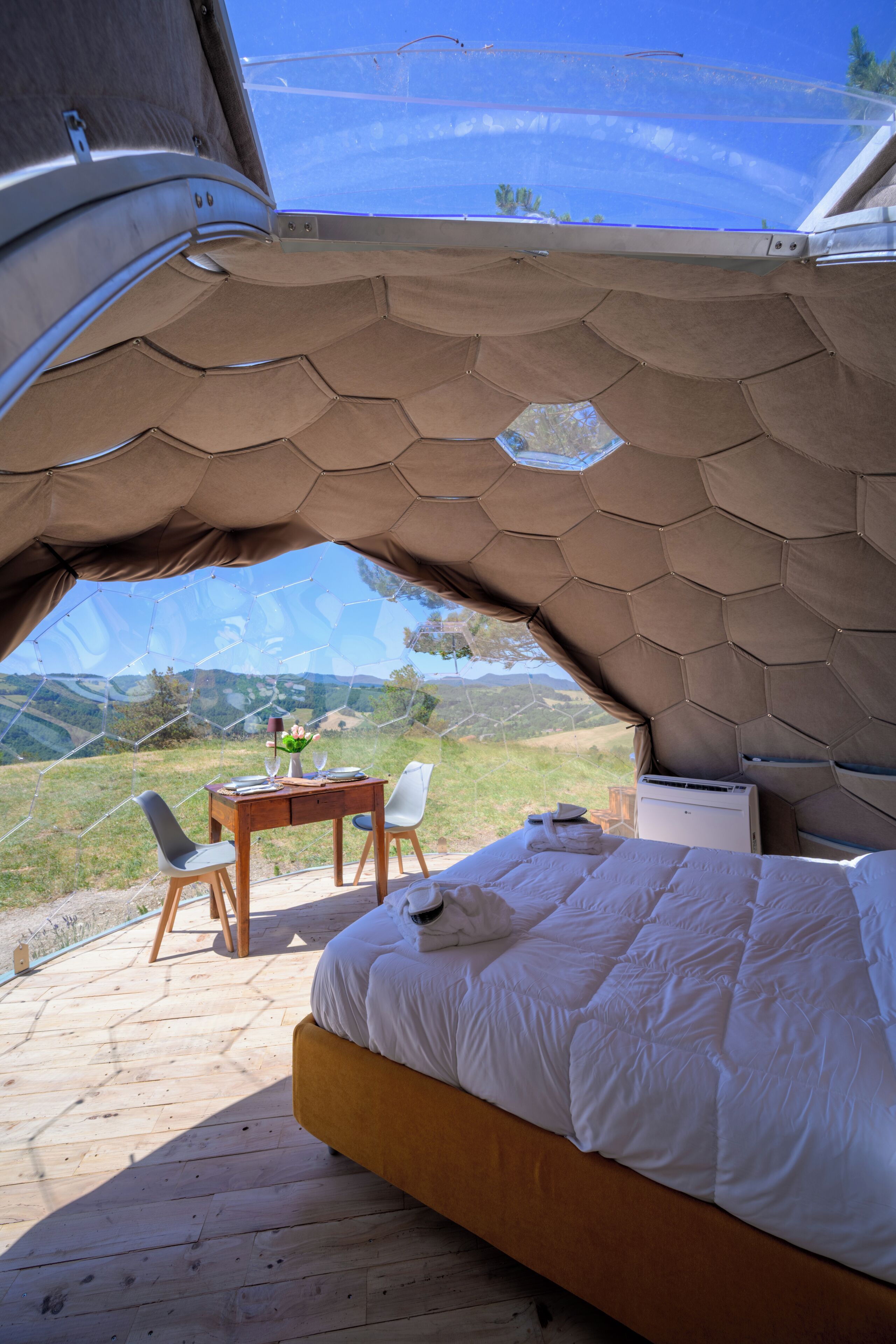 WiFi, bed sheets