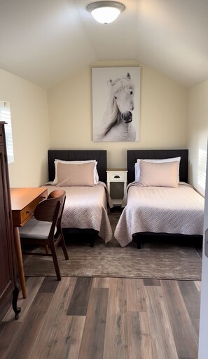 Iron/ironing board, WiFi, bed sheets - 3 minutes from WEC! (Ocala)