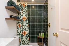 Shower, hair dryer, bidet, towels