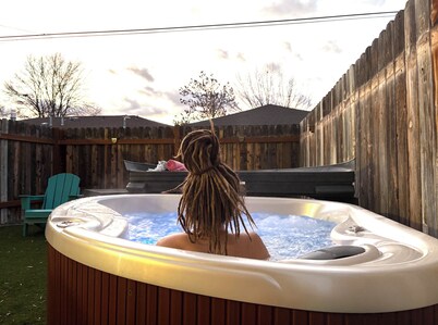 Sunnyside Alley Studio - HotTub, Bikes, Fire Pit, Downtown
