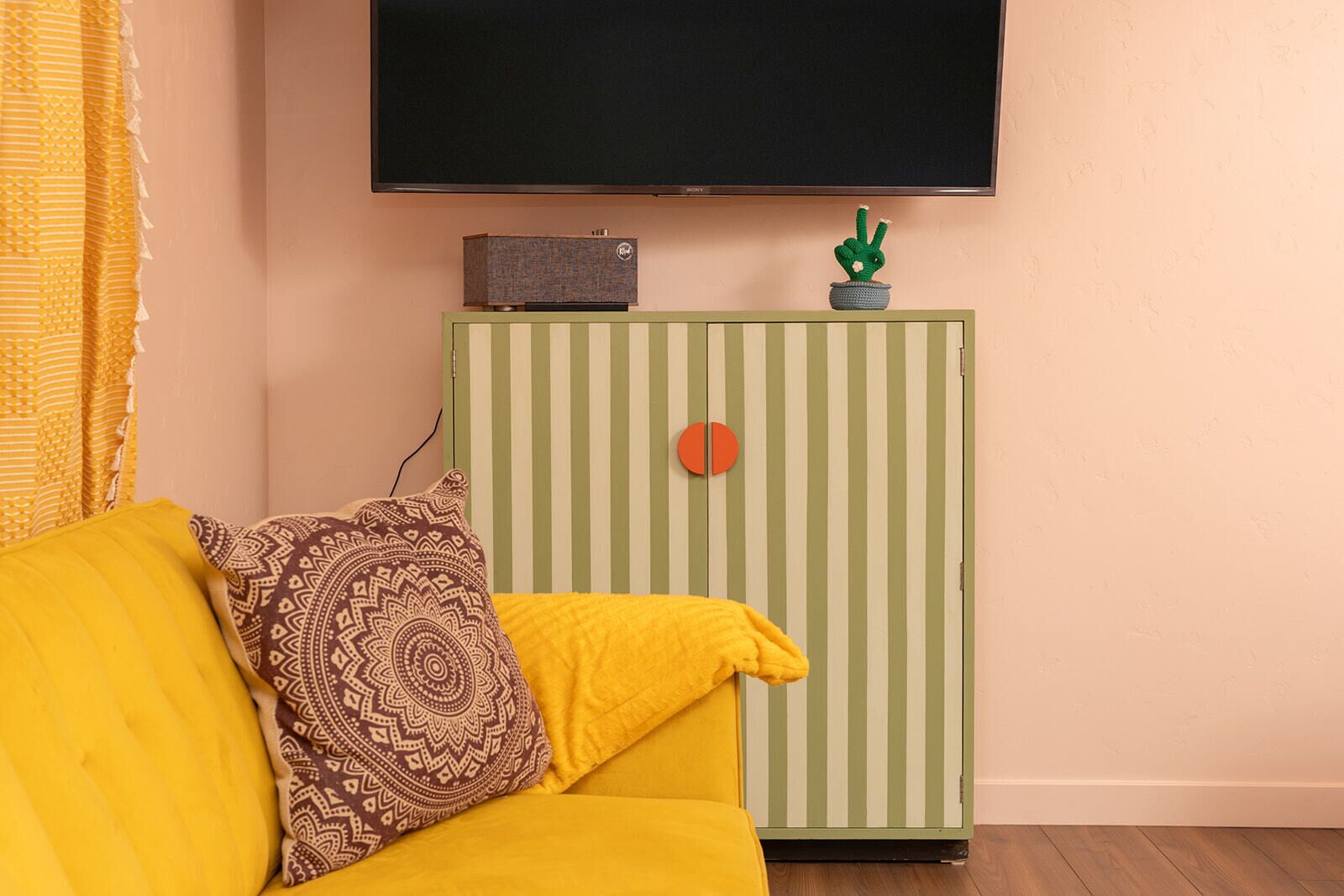 Una Smart TV, un reproductor de DVD, libros, un reproductor estéreo