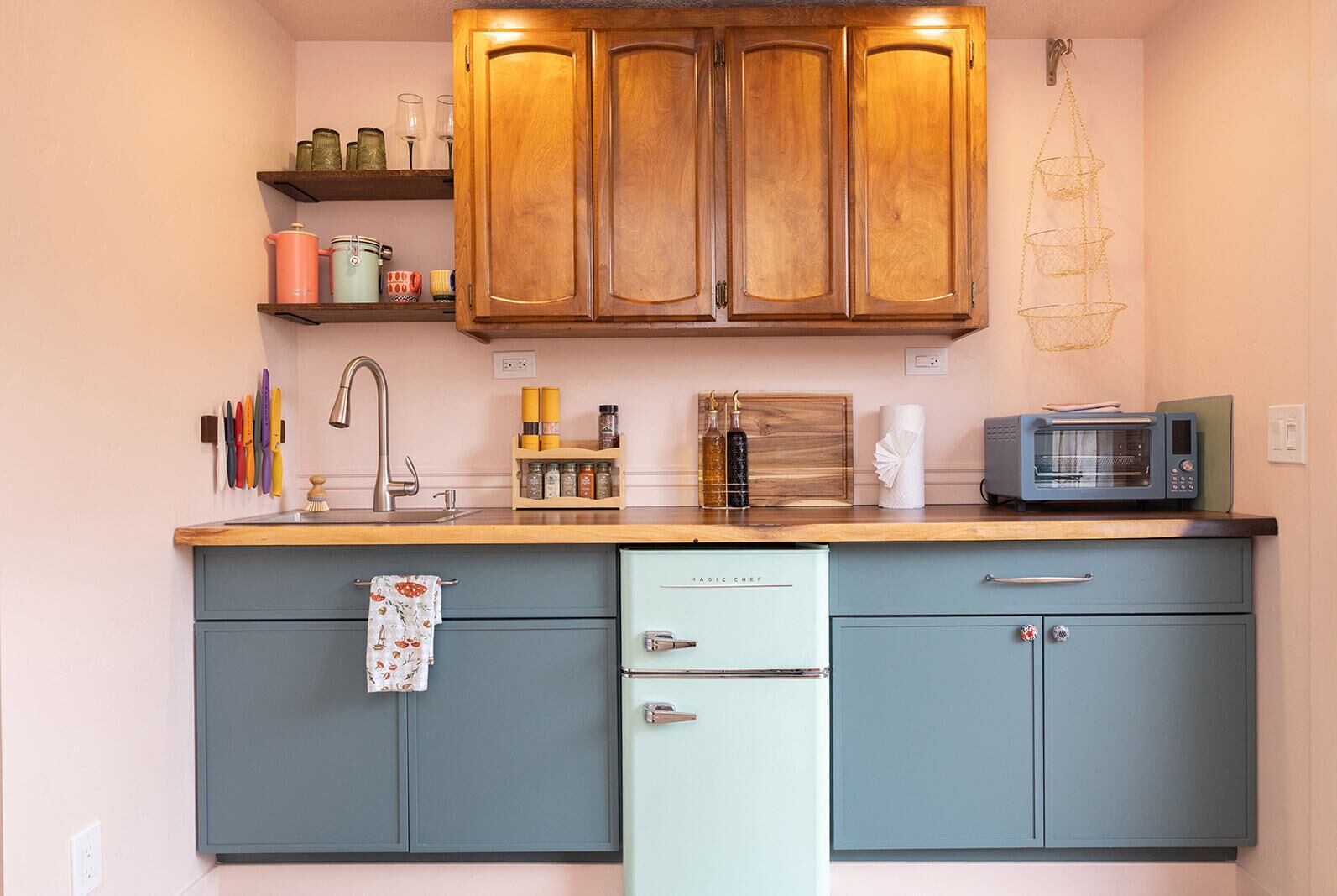 Réfrigérateur, four, plaque de cuisson, cafetière/bouilloire