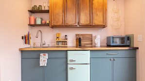 Kaffetrakter/tekoker, kjøleskap, ovn og kokeplater