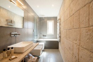 Dusche, Bidet, Handtücher, Shampoo