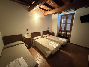 Habitación triple | Caja fuerte, escritorio, wifi gratis
