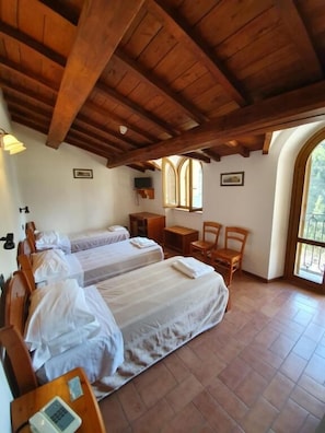 Triple Room | Peti besi dalam bilik, meja, Wi-fi percuma 