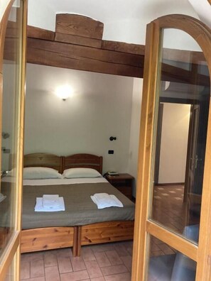 Habitación con 1 cama doble o 2 individuales | Caja fuerte, escritorio, wifi gratis