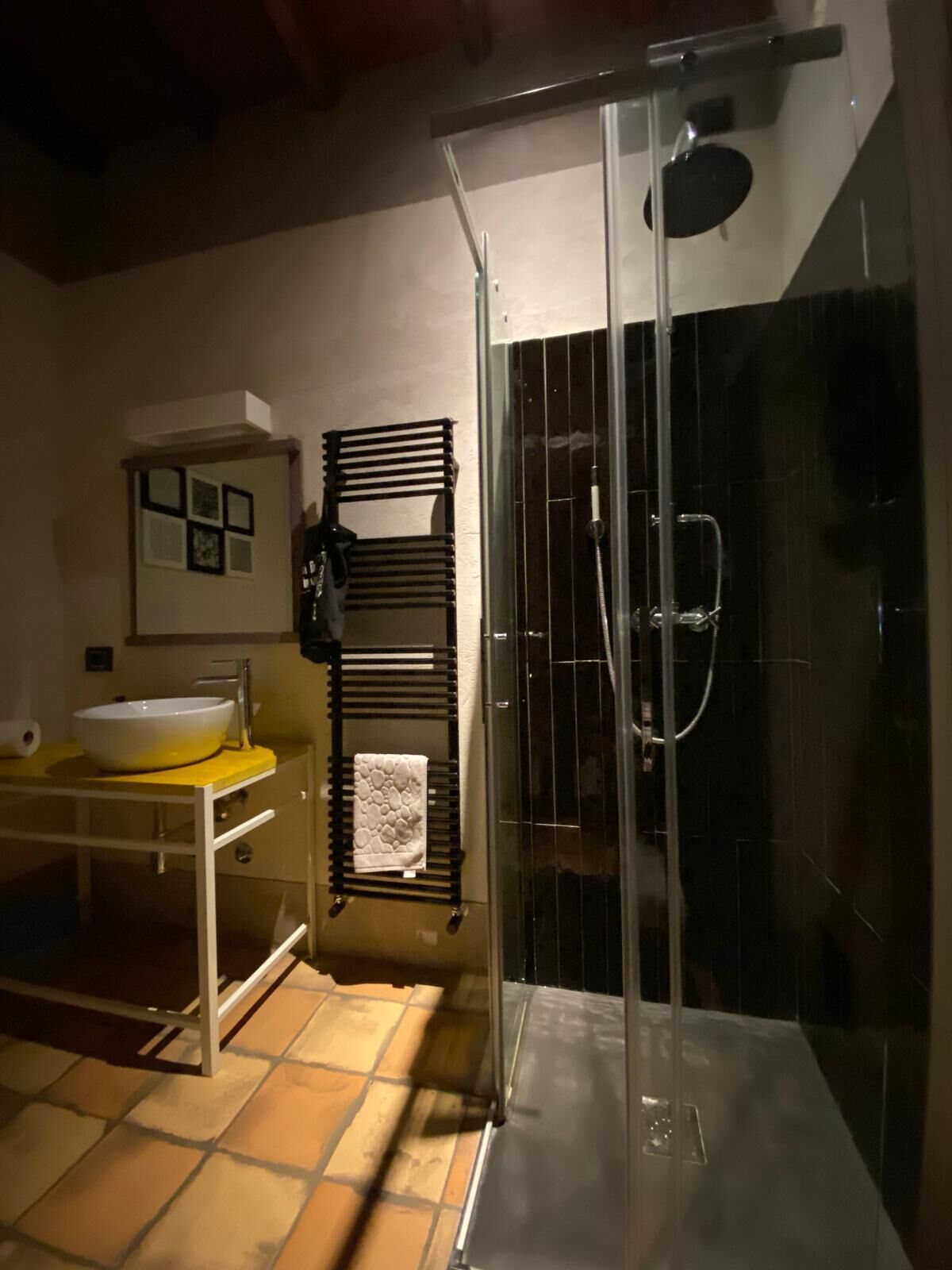 Haartrockner, Handtücher, Seife, Toilettenpapier