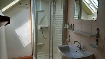 Sèche-cheveux, serviettes fournies, savon, papier toilette