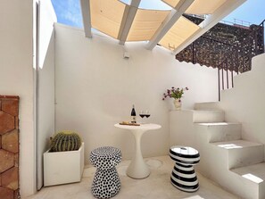 Outdoor dining - Backhoe Suite (Taormina)