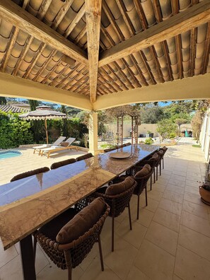 Outdoor dining - A villa for 6 people with private pool 150 meters from the beach la Nartelle! (Sainte-Maxime)