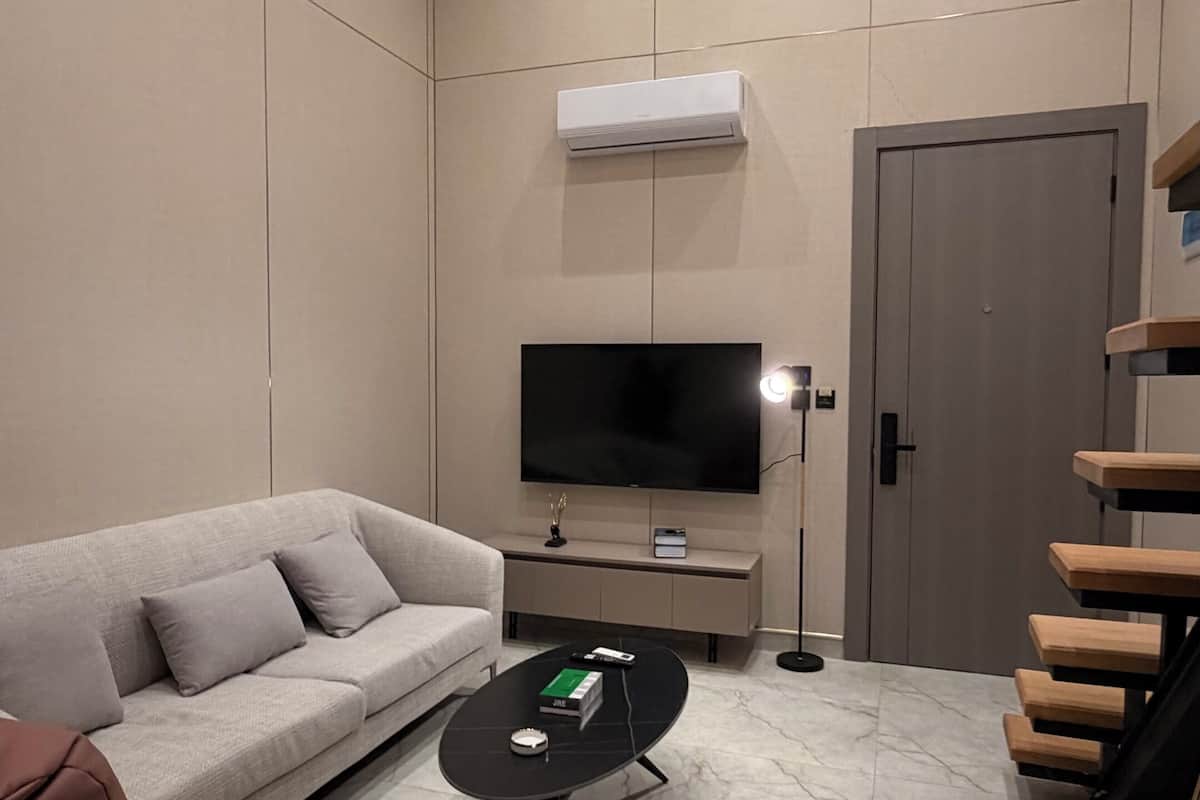 Apartment, 2 Bedrooms, Accessible, Smoking | Living room