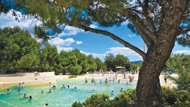 A swimming pool surrounded by trees and a beach area. - Villa with views of the Alpilles and Luberon mountains (Mallemort)