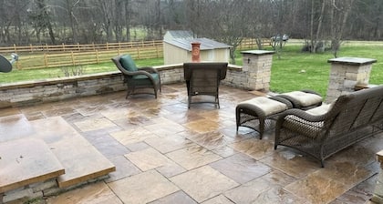 Quiet Country Estate- 4BR Near Gettysburg Battlefields: 3 Acres, Pet Friendly