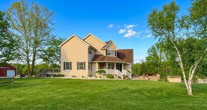 Quiet Country Estate- 4BR Near Gettysburg Battlefields: 3 Acres, Pet Friendly