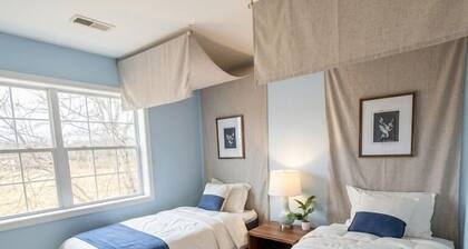 Quiet Country Estate- 4BR Near Gettysburg Battlefields: 3 Acres, Pet Friendly