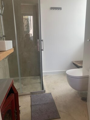 Bathroom - 2-bedroom villa in beautiful Faro with cool AC breeze (Faro)