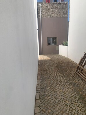 Property grounds - 2-bedroom villa in beautiful Faro with cool AC breeze (Faro)