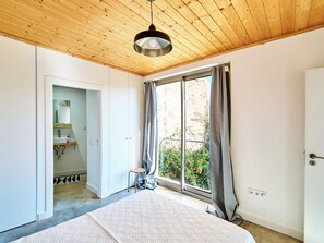 2 bedrooms, iron/ironing board, internet, bed sheets