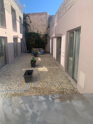 Terrace/patio - 2-bedroom villa in beautiful Faro with cool AC breeze (Faro)