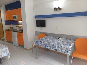 Dining - Studio with pool near port aventura and 200m from the beach (Salou)