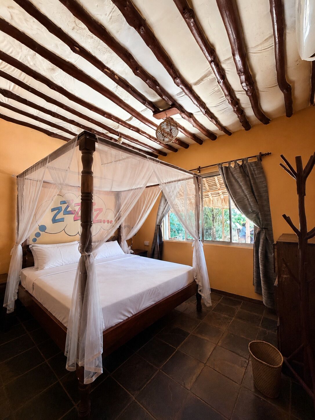 Comfort Room, 1 King Bed, Courtyard View | Free WiFi, bed sheets
