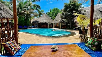 Una piscina al aire libre