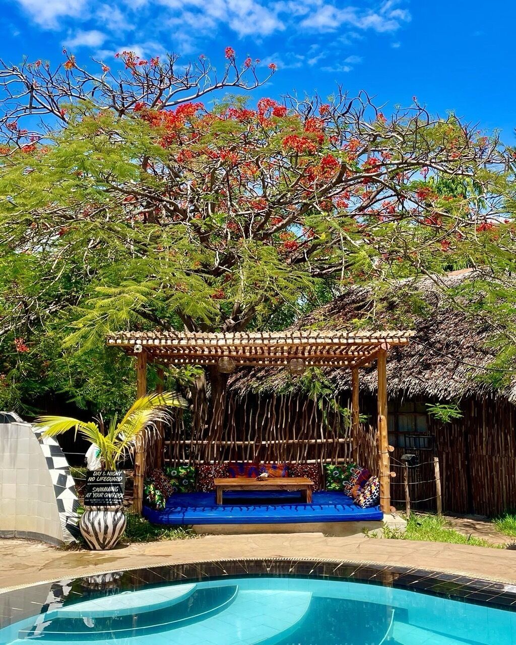 Una piscina al aire libre