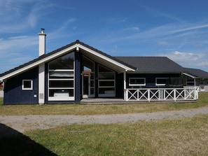A modern house with a large garage, a covered porch, and a chimney. - 4 Star Holiday Home in Grossenbrode (Grossenbrode)