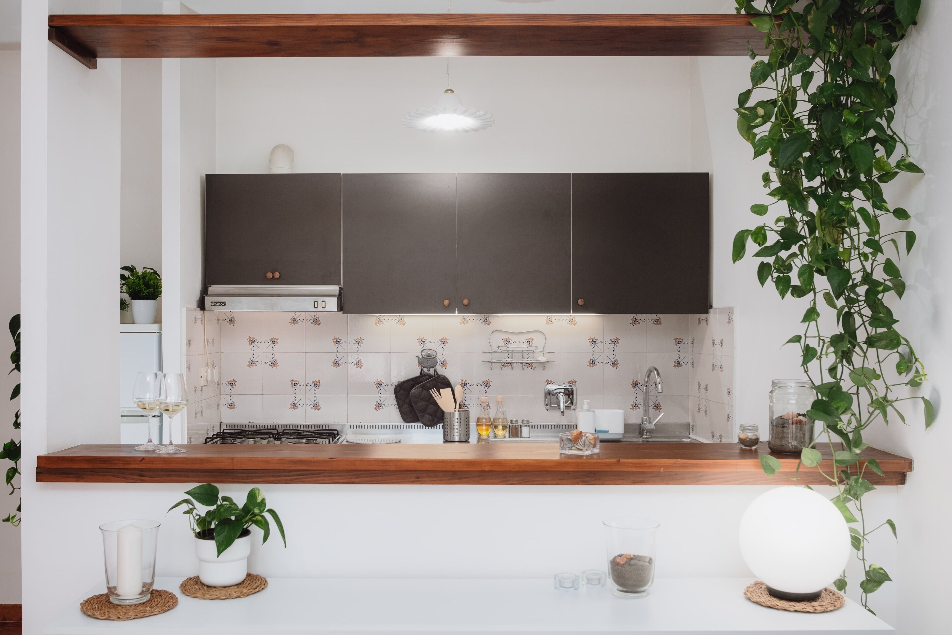 Fridge, oven, stovetop, coffee/tea maker